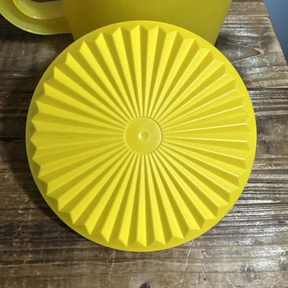 Tupperware 1.5 Qt  Pitcher #1575 Yellow Yellow Lid‎ Push Button Top